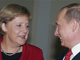 Angela Merkel et Vladimir Poutine se sont retrouvés pour un premier entretien à l'université de Tomsk, en Sibérie, où se tient le VIIIe sommet russo-allemand. 

		(Photo : AFP)
