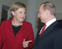 Angela Merkel et Vladimir Poutine se sont retrouvés pour un premier entretien à l'université de Tomsk, en Sibérie, où se tient le VIIIe sommet russo-allemand.(Photo : AFP)