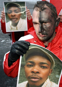 Le 27 décembre 2005, plusieurs militants des droits de l'Homme étaient descendus dans les rues de Saint-Petersbourg pour dénoncer le meurtre d'un étudiant camerounais. Les violences racistes se sont multipliées ces dernières années en Russie.<p />(Photo : AFP)