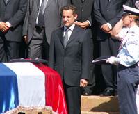 Nicolas Sarkozy, dans la cour de la Préfecture de Cayenne, devant la dépouille du policier guyanais Jean-Richard Robinson fait chevalier de la légion d'honneur et promu lieutenant à titre posthume.(Photo : Frédéric Farine/RFI)