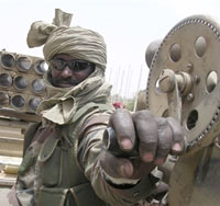 Pour preuve de l'implication soudanaise, un militaire gouvernemental pose sur un blindé de fabrication chinoise.(Photo : AFP)