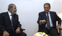 Le chef de la diplomatie palestinienne Mahmoud Zahar a rencontré samedi au Caire le secrétaire général de la Ligue arabe Amr Moussa.(Photo : AFP)