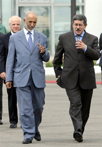 Le «&nbsp;fusible&nbsp;» Ahmed Ouyahia - à droite - et son successeur au poste de Premier ministre, Abdelaziz Belkhadem.(Photo : AFP)