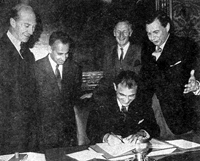 Ardeshir Zahedi (milieu), ancien ministre iranien des Affaires étrangères, a signé, en 1968, l’adhésion de son pays au Traité de non-prolifération nucléaire. 

		(Photo : Kayhan.com)