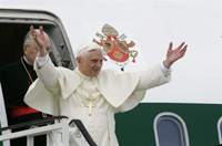 Le pape Benoît XVI à son arrivée à Varsovie&nbsp;: «<i>Je suis venu pour suivre les traces de Jean Paul II le long de l'itinéraire de sa vie</i>».(Photo : AFP)