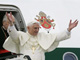 Le pape Benoît XVI à son arrivée à Varsovie&nbsp;: «<i>Je suis venu pour suivre les traces de Jean Paul II le long de l'itinéraire de sa vie</i>».(Photo : AFP)