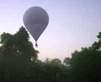 Station scientifique des Nouragues : la «bulle des cimes», un ballon d'hélium, survole la canopée le long de cordes de 4 kilomètres.(Photo : CNRS)