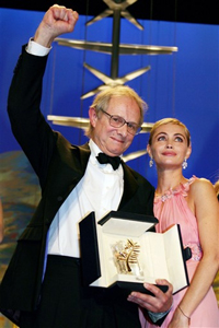 Le réalisateur britannique Ken Loach a reçu des mains de l'actrice française Emmanuelle Béart la Palme d'Or de la 59e édition du Festival de Cannes.(Photo : AFP)