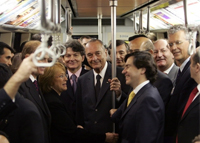 Le président français&nbsp;a voyagé avec Michelle Bachelet dans le métro de Santiago, une réalisation en grande partie française, pour valoriser les succès de la technologie hexagonale.(Photo : AFP)