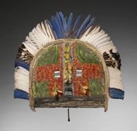 Coiffe à couvre-nuque, «aquiriaa» - Coton et plumes. Cette coiffe était portée par les guerriers lors d'une fête - Amazonie. Galerie Ouest(Photo : Patrick Gries/B. Descoings/Musée quai Branly)