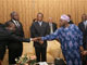 La réunion d'Abuja est interrompue. Les représentants de l'Union africaine comme Denis Sassou Nguesso (D.), et Olusegun Obasanjo (en habit traditionnel) disposent de 48h supplémentaires pour trouver un accord de paix.(Photo : AFP)