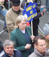 Une militante du Front national défile le 1er mai à Paris. Sur sa pencarte aux formes de la France est écrit : «Aimez-la ou quittez-la».(Photo : Ph. Quillerier/RFI)