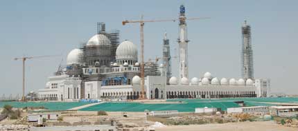 Hommage au Père de la Nation, la grande mosquée Cheikh-Zayed d'Abou Dhabi sera également ouverte aux touristes en 2007.(Photo: Aurélien Colly/RFI)