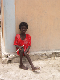Agée de 18 ans, cette jeune fille a les jambes déformées par les carences alimentaires.(Photo : Anne Corpet / RFI)