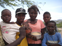De la paille de mil pilée, c'est tout ce que cette veuve va pouvoir offrir à ses quatre enfants pendant deux jours.(Photo : Anne Corpet / RFI)