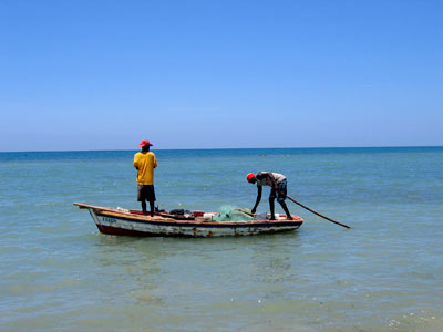 Pêcheurs à Coridon. La plupart ont perdu leur canot pendant le passage du cyclone Jeanne.(Photo: Claude Verlon/RFI)