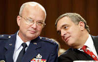 Le général Michael Hayden et George Tenet alors directeur de la CIA en 2002.(Photo : AFP)