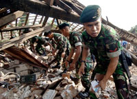 Des soldats indonésiens cherchent à Yogyakarta des survivants sous les décombres.(Photo : AFP)
