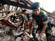 Des soldats indonésiens cherchent à Yogyakarta des survivants sous les décombres. 

		(Photo : AFP)