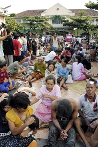 Sur l'île indonésienne de Java, des habitants de Yogyarta attendent, devant un hôpital saturé, d'être soignés.(Photo : AFP)