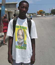 Un jeune de Cité-Soleil arbore un tee shirt à l'effigie du président Préval. (Photo: Anne Corpet/RFI)