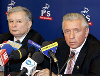 Jaroslaw Kaczynski, leader du parti conservateur le Droit et la justice a estimé qu'une majorité stable permettra de faire les réformes. A ses côtés Andrzej Lepper, patron du parti Autodéfense.(Photo : AFP)