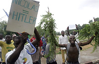 Manifestation d'étudiants béninois contre la venue de Nicolas Sarkozy, le 19 mai 2006 à Cotonou.(Photo: AFP)