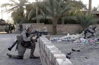 L'armée américaine confrontée au massacre d'Haditha : plusieurs <em>marines </em>américains pourraient être inculpés pour crime de guerre.(Photo : AFP)