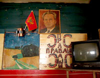 Un café où Milosevic cohabite avec le drapeau monténégrin.(Photo : Laurent Geslin)