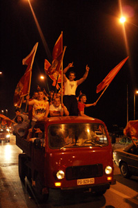Les partisans de l'indépendance fêtent la victoire dans les rues de Podgorica. 

		(Photo : Laurent Geslin/RFI)