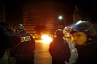 Un car de police brûle à Montfermeil.(Photo : AFP)