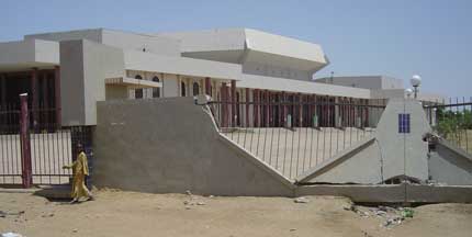 Le Parlement tchadien a été touché par les combats d'avril 2006.(Photo: Laurent Correau/RFI)
