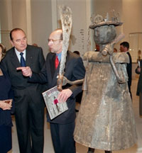 Avril 2000, inauguration du Pavillon des sessions au Louvre. Jacques Chirac et Jacques Kerchache (amateur et marchand d'art, mentor du président), à l'origine du projet musée des Arts et des civilisations extra-européennes, quai Branly.(Photo : AFP)