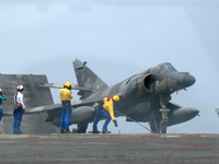 Les «chiens jaunes» préparent un <i>Super-Etendard</i> qui va être catapulté du pont du <i>Charles-de-Gaulle</i> à destination de l'Afghanistan.(Photo : Anne Le Troquer/RFI)