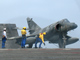 Les «chiens jaunes» préparent un <i>Super-Etendard</i> qui va être catapulté du pont du <i>Charles-de-Gaulle</i> à destination de l'Afghanistan. 

		(Photo : Anne Le Troquer/RFI)