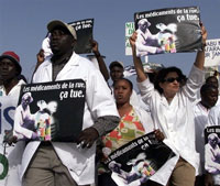 Déjà en 2002, le corps médical sénégalais prévenait des dangers des contrefaçons : <em>«Les médicaments de la rue, ça tue.»</em>(Photo : AFP)