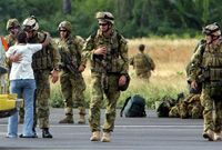 A leur arrivée les soldats australiens sont salués par la population.(Photo : AFP)