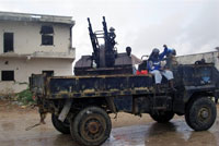 Des miliciens des tribunaux islamistes patrouillent, armés, dans les rues vides de Mogadiscio.(Photo : AFP)