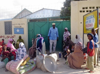 Des habitants de Mogadiscio, fuyant les combats, cherchent refuge dans une école primaire de la capitale.(Photo : AFP)