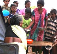 Dans la zone controlée par les Tigres Tamouls, des milliers de personnes se sont refugiées dans l'école du village à Patalipuram. Il y a une semaine, la région a été bombardée par l'armée après l'attentat suicide manqué contre le général des armées sri lankaises.(Photo : Mouhssine Ennaimi / RFI)