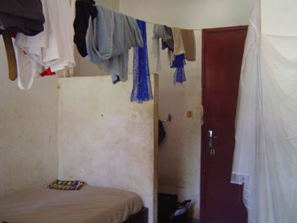 Une chambre d’étudiants à la cité U. <em>« On est quatre au lieu de deux. Le lavabo ne marche pas. C’est déplorable ».</em>(Photo : Carine Frenk / RFI)