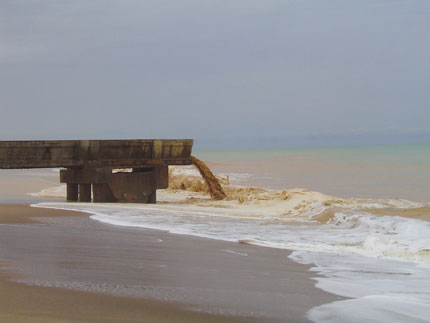 L’usine recrache directement dans la mer ses boues.(Photo : Carine Frenk / RFI)