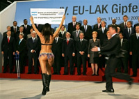 Une militante de Greenpeace en bikini a troublé vendredi la photo de famille des chefs d’Etat et de gouvernement de l'Union européenne et d'Amérique latine.(Photo : AFP)