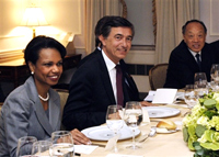 Les convives de Condoleezza Rice -parmi lesquels les ministres français et chinois des Affaires étrangères, Philippe Douste-Blazy et Li Zhaoxing- sont restés divisés sur l'attitude à adopter vis-à-vis de l'Iran.(Photo : AFP)
