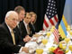Le vice-président américain Dick Cheney (G.) fait face au président ukrainien Viktor Iouchtchenko (D.), lors d'un petit-déjeuner au sommet de Vilnius en Lituanie. 

		(Photo : AFP)