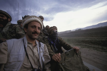 Reza sur le char pendant l’entree dans Kaboul. (Photo: Reza/Webistan)