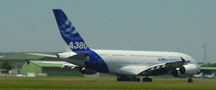 Les retards s'accumulent pour l'Airbus A-380, ici au décollage sur la piste du Bourget en juin 2005. &#13;&#10;&#13;&#10;&#9;&#9;(Photo: Marc Verney/RFI)