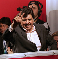 L'ancien président social-démocrat Alan Garcia, 57 ans, a proclamé dimanche soir sa victoire au cours d'un meeting à Lima devant des milliers de partisans.(Photo : AFP)