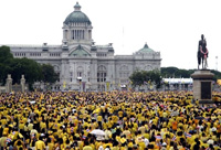 Près d’un demi-million de Thaïlandais, vêtus de jaune et bougie à la main, ont envahi l’esplanade royale pour entonner à l’unisson l’hymne royal et fêter le 60ème anniversaire du règne du roi Bhumibol Adulyadej. 

		(Photo : AFP)
