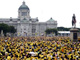 Près d’un demi-million de Thaïlandais, vêtus de jaune et une bougie à la main, ont envahi l’esplanade royale pour entonner à l’unisson l’hymne royal et fêter le 60ème anniversaire du règne du roi Bhumibol Adulyadej, le souverain vivant qui a été le plus longtemps en fonction. 

		(Photo : AFP)